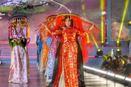 Các mẫu áo dài trong bộ sưu tập Gấm và em của nhà thiết kế Hương Queen. (Ảnh: Tuấn Đức/TTXVN)