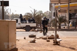 Lực lượng an ninh Burkina Faso tuần tra tại thủ đô Ouagadougou ngày 22/1. (Ảnh: AFP/TTXVN) 