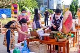 Gian hàng bán các đồ thực phẩm phục vụ Tết tại phiên chợ. (Ảnh: Trần Lê Lâm/TTXVN)