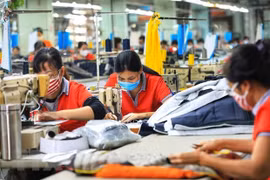 Sản xuất hàng dệt may xuất khẩu. (Ảnh: TTXVN) 