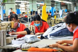 Sản xuất hàng dệt may xuất khẩu. (Ảnh: TTXVN) 