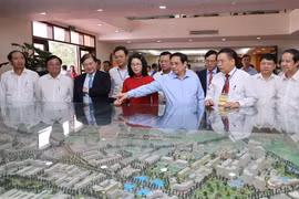Thủ tướng Phạm Minh Chính thăm Phòng truyền thống của Học viện Nông nghiệp Việt Nam. (Ảnh: Dương Giang/TTXVN) 