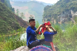 Các chàng trai cô gái đến với Chợ Phong lưu Khâu Vai. (Ảnh: Minh Tiến/TTXVN phát)