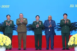 Trung tướng Vicstor Joho Ramos, Chủ nhiệm Chính trị các Lực lượng vũ trang cách mạng Cuba và Đại sứ Cuba tại Việt Nam Orlando Nicolas Hernandez Guillen trao Huân chương cao quý các loại của Nhà nước Cuba cho Đại tướng Phan Văn Giang, Bộ trưởng Bộ Quốc phò