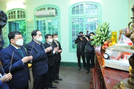 Phó Chủ tịch Thường trực Quốc hội Trần Thanh Mẫn cùng đoàn công tác thắp hương tưởng niệm Tổng Bí thư Lê Duẩn tại nhà riêng. (Ảnh: Minh Đức/TTXVN) 