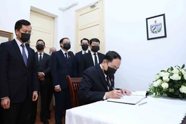 Phó Chủ tịch Thường trực Quốc hội Trần Thanh Mẫn ghi sổ tang tưởng niệm nguyên Chủ tịch Quốc hội Cuba Ricardo Alárcon de Quesada. (Ảnh: An Đăng/TTXVN)