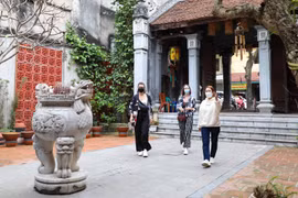 Du khách nước ngoài tham quan đình Kim Ngân. (Ảnh: Thanh Tùng/TTXVN) 