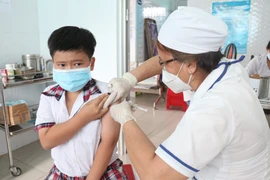Tiêm vaccine phòng COVID-19 cho học sinh lớp 5 tại xã Đại Điền, huyện Thạnh Phú, tỉnh Bến Tre. (Ảnh: Chương Đài/TTXVN)