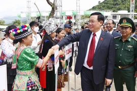 Chủ tịch Quốc hội Vương Đình Huệ và học sinh Trường THPT Kỳ Sơn dự lễ khai giảng. (Ảnh: Doãn Tấn/TTXVN) 