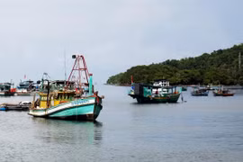 Tàu cá trên vùng biển thành phố Hà Tiên. (Ảnh: Hồng Đạt/TTXVN)