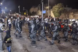 Cảnh sát Israel đụng độ với người Palestine. (Nguồn: AFP/TTXVN)