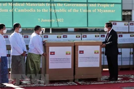 Thủ tướng Campuchia Samdech Techo Hun Sen (phải) trao tặng thiết bị vật tư y tế để hỗ trợ Myanmar ứng phó với đại dịch COVID-19. (Ảnh: THX/TTXVN) 