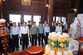 Thủ tướng Phạm Minh Chính và đoàn công tác dâng hương, hoa tại Nhà tưởng niệm Chủ tịch Hồ Chí Minh. (Ảnh: Dương Giang/TTXVN) 