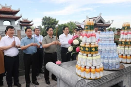 Thủ tướng Phạm Minh Chính và đoàn công tác dâng hương, hoa tại Đền Chung Sơn trong Khu di tích Kim Liên ở Nghệ An. (Ảnh: Dương Giang/TTXVN)