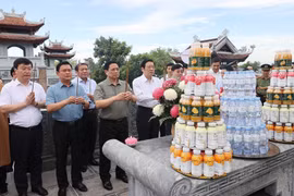 Thủ tướng Phạm Minh Chính và đoàn công tác dâng hương, hoa tại Đền Chung Sơn trong Khu di tích Kim Liên ở Nghệ An. (Ảnh: Dương Giang/TTXVN)