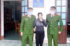 Đối tượng Hoàng Thị Hồng tại cơ quan công an. (Ảnh: TTXVN phát)
