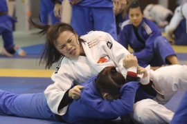 Vận động viên Nguyễn Thị Bích Ngọc (áo trắng) tập luyện cùng đồng đội, hướng tới mang 'vàng' về cho Đoàn thể thao Việt Nam tại SEA Games 31. (Ảnh: Minh Quyết/TTXVN) 