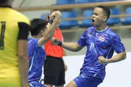 Cầu thủ Muhammad Osamanmusa (11, Thái Lan) ăn mừng bàn thắng nâng tỷ số lên 3-0. (Ảnh: Thanh Tùng/TTXVN)