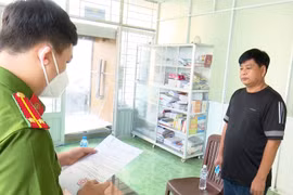 Đọc lệnh bắt tạm giam bị can đối với Nguyễn Văn Sang. (Ảnh: TTXVN phát)