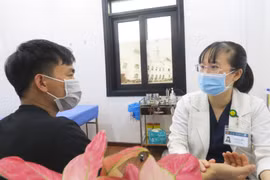 Bác sỹ Bệnh viện Y học cổ truyền Thành phố Hồ Chí Minh tư vấn điều trị cho bệnh nhân sốt xuất huyết. (Ảnh: Đinh Hằng/TTXVN)