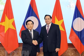 Thủ tướng Phạm Minh Chính bắt tay Thủ tướng Lào Phankham Viphavanh. (Ảnh: Dương Giang/TTXVN)