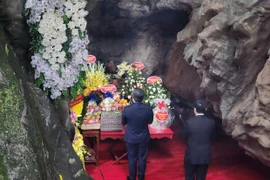 Lãnh đạo tỉnh Quảng Bình dâng hương tại Hang Tám Thanh Niên Xung Phong. (Ảnh: Đức Thọ/TTXVN)