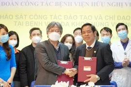 Lãnh đạo Bệnh viện Hữu nghị Việt Đức và lãnh đạo Bện viện Đa khoa Hùng Vương ký kết hợp tác chuyên môn. (Ảnh: Trung Kiên/TTXVN) 