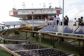 Pin năng lựơng mặt trời tại Nhà giàn DK1. (Ảnh: Quân Trang/TTXVN) 