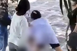 Hình ảnh cắt từ clip vụ nhóm nữ sinh đánh 2 nữ sinh khác trên địa bàn huyện Phú Hòa vào ngày 30/8/2022. (Ảnh: TTXVN phát)