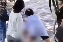 Hình ảnh cắt từ clip vụ nhóm nữ sinh đánh 2 nữ sinh khác trên địa bàn huyện Phú Hòa vào ngày 30/8/2022. (Ảnh: TTXVN phát)