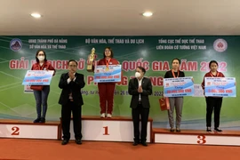 Ban tổ chức trao giải nội dung cờ Tiêu chuẩn cho các kỳ thủ nữ đoạt giải. (Ảnh: TTXVN phát)
