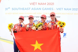 Niềm vui của vận động viên đội tuyển Việt Nam gồm Hồ Thị Lý, Lương Thị Thảo, Nguyễn Thị Giang và Phạm Thị Thảo đạt huy chương vàng trong nội dung thuyền 4 nữ hạng nhẹ chèo đôi (LW4X). (Ảnh: Minh Đức/TTXVN)