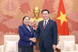 Chủ tịch Quốc hội Vương Đình Huệ tiếp Trưởng Ban Tổ chức Trung ương Đảng NDCM Lào Sisay Leudetmounsone. (Ảnh: Doãn Tấn/TTXVN) 