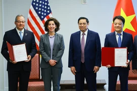 Thủ tướng Phạm Minh Chính và Bộ trưởng Thương mại Hoa Kỳ Gina Raimondo chứng kiến trao Biên bản ghi nhớ hợp tác đầu tư trong lĩnh vực 5G giữa Tập đoàn Viễn thông VNPT và đại diện Tập đoàn Casasystem. (Ảnh: Dương Giang/TTXVN)