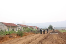 Một con đường vào khu dân cư mới ở bản Rào Tre được gấp rút thi công để kịp hoàn thành cho người dân đón Tết. (Ảnh: Hoàng Ngà/TTXVN)