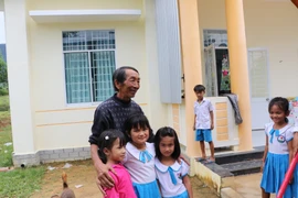 Ông Bùi Văn Anh cùng với các học sinh. (Ảnh: Đinh Hương/TTXVN)
