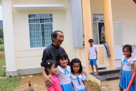 Ông Bùi Văn Anh cùng với các học sinh. (Ảnh: Đinh Hương/TTXVN)