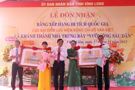 Đón nhận Bằng xếp hạng di tích quốc gia cho các địa điểm lưu niệm Thủ tướng Võ Văn Kiệt. (Ảnh: Lê Thúy Hằng/TTXVN)