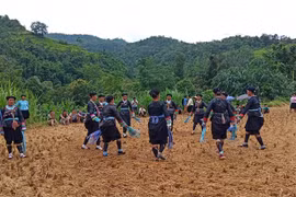 Múa hát tại lễ cầu an của người Giáy xã Nậm Ban, huyện Mèo Vạc, tỉnh Hà Giang. (Nguồn: Báo Hà Giang)