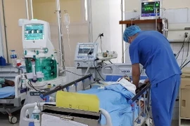 Các bác sỹ khoa Hồi sức tích cực Bệnh viện Đa khoa Lâm Đồng điều trị cho bệnh nhân thứ 3 trong vụ ngộ độc rượu. (Ảnh: TTXVN phát)