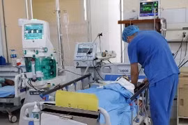 Các bác sỹ khoa Hồi sức tích cực Bệnh viện Đa khoa Lâm Đồng điều trị cho bệnh nhân thứ 3 trong vụ ngộ độc rượu. (Ảnh: TTXVN phát)