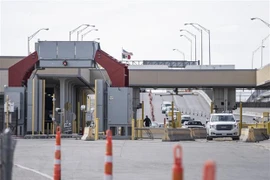 Các phương tiện chờ qua cầu Cordova tại khu vực biên giới Mỹ-Mexico ở El Paso, bang Texas (Mỹ). (Ảnh: AFP/TTXVN) 