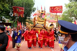 Lễ nghinh thần, rước sắc phong và Bằng công nhận di tích từ Mộ Thầy về đến Dinh Thầy Thím. (Ảnh: Nguyễn Thanh/TTXVN)