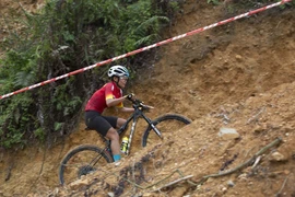 Sự nỗ lực trong thi đấu đã giúp vận động viên Đinh Thị Như Quỳnh vượt lên cán đích đầu tiên đoạt tấm huy chương vàng. (Ảnh: Trọng Đạt/TTXVN)