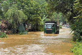 Mưa lớn gây ngập úng cục bộ, ách tắc giao thông trong nhiều giờ trên Quốc lộ 37 ở Yên Bái. (Ảnh: Tuấn Anh/TTXVN) 