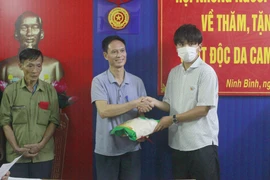 Hội những người Nhật Bản yêu Việt Nam tặng quà nạn nhân chất độc da cam tỉnh Ninh Bình. (Ảnh: Thùy Dung/TTXVN)