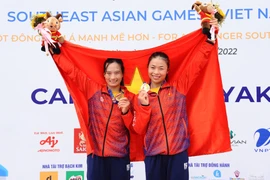 Niềm vui của đôi vận động viên Trương Thị Phương, Nguyễn Thị Ngân khi đoạt huy chương Vàng nội dung thuyền đôi nữ Canoeing 1000m (WC2 1000). (Ảnh: Minh Đức/TTXVN)