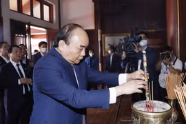 Chủ tịch nước Nguyễn Xuân Phúc dâng hương tưởng nhớ cố Thủ tướng Phạm Văn Đồng. (Ảnh: Thống Nhất/TTXVN) 