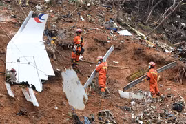 Mảnh vỡ máy bay Boeing 737 số hiệu 5735 của hãng hàng không China Eastern Airlines. (Ảnh: THX/TTXVN)