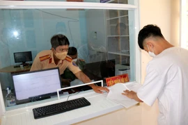 Triển khai thí điểm cấp đăng ký xe môtô tại Công an xã Tân Phước, thị xã La Gi, Bình Thuận. (Ảnh: Nguyễn Thanh/TTXVN)